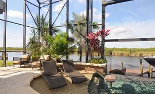 Luxusní 6 ložnicový rodinný dům s bazénem na prodej v Cape Coral na Floridě